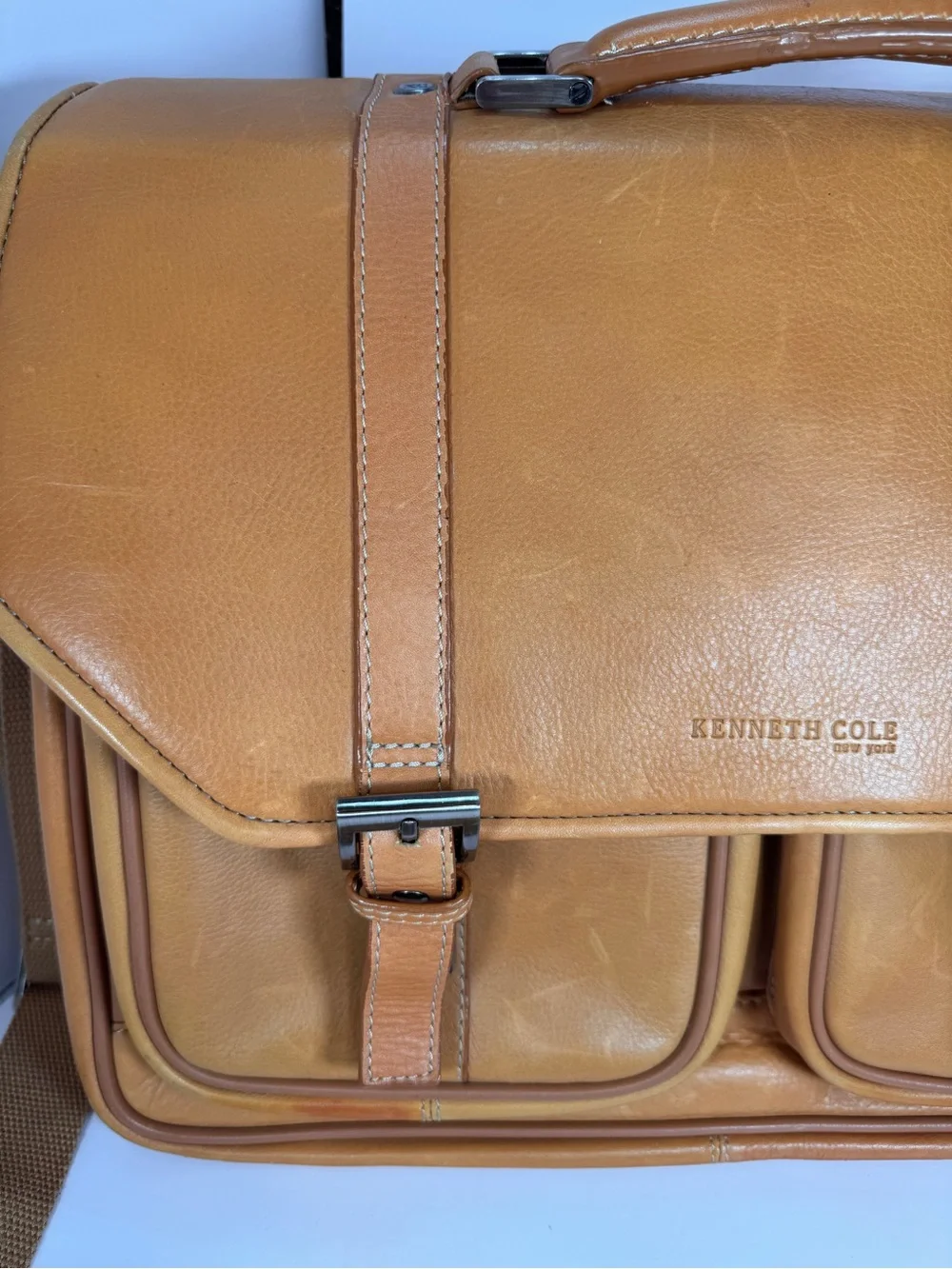 Great condition Kenneth Cole Colombian Leather Messenger Briefcase Portfolio Bag